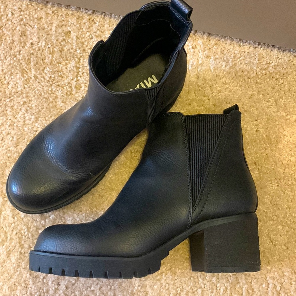 NWOT MIA lug sole boogie